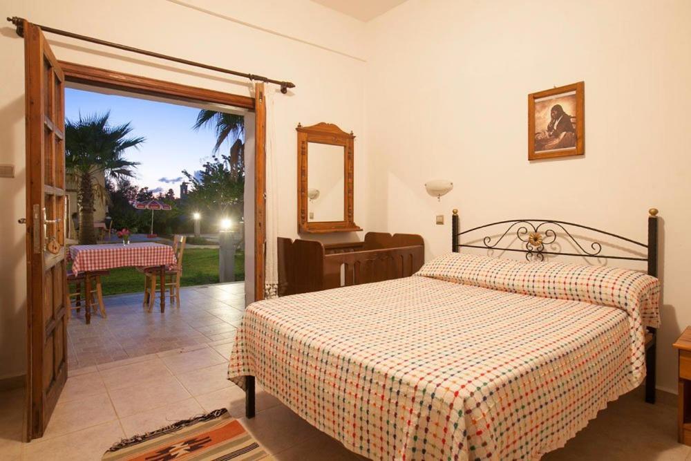 โรงแรมกลาโร การ์เดน Agia Trias ภายนอก รูปภาพ